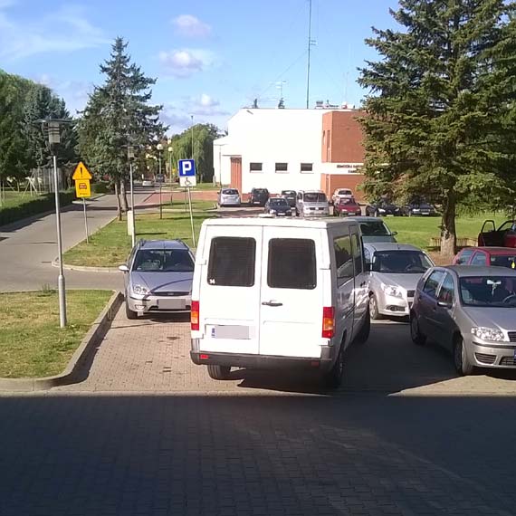 Mistrz parkowania zastawi drugi samochd 