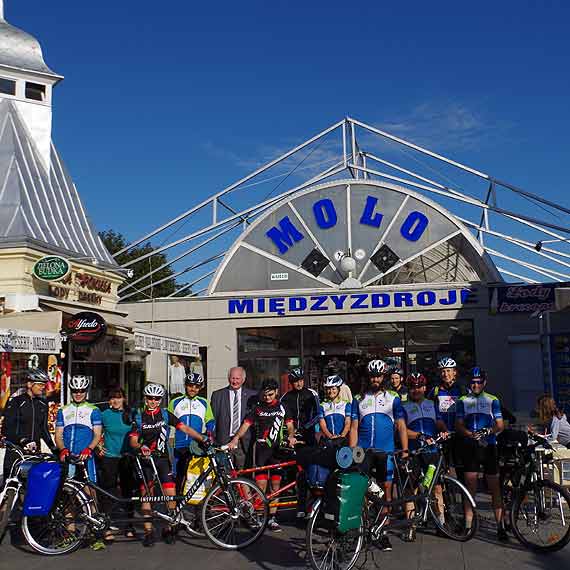 NIE WIDZĄC PRZESZKÓD, JEŻDŻĘ NA ROWERZE
