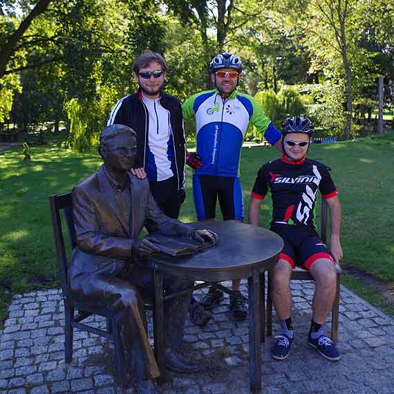 NIE WIDZĄC PRZESZKÓD, JEŻDŻĘ NA ROWERZE
