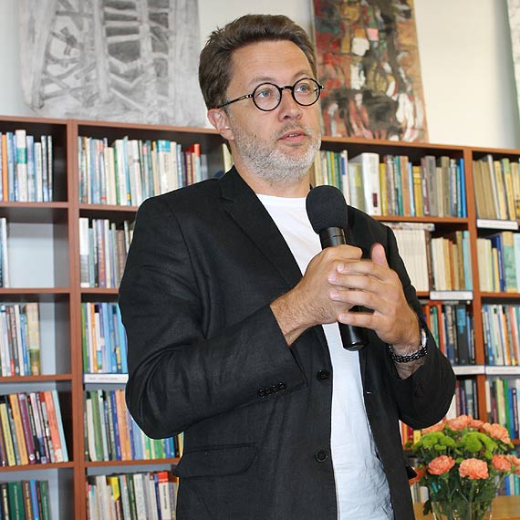 Micha Rusinek w bibliotece w Midzyzdrojach