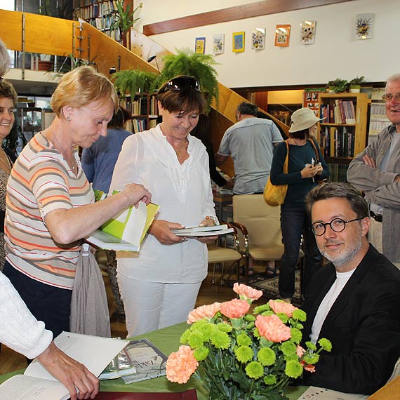 Michał Rusinek w bibliotece w Międzyzdrojach