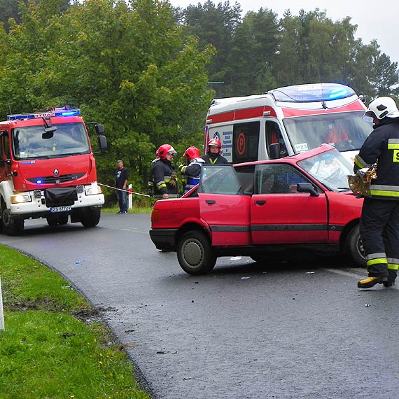 Czołowe zderzenie pod Kołczewem, trzy osoby ranne. Zobacz film!