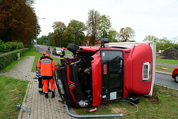 Samochd dostawczy przewrci si na rondzie za Midzyzdrojami