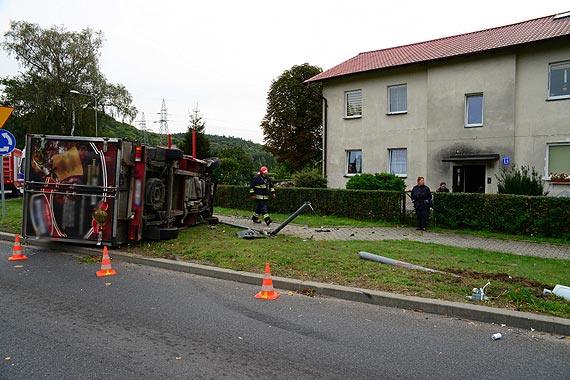 Samochd dostawczy przewrci si na rondzie za Midzyzdrojami
