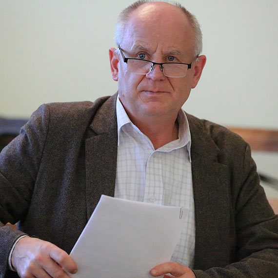 Golczewo: Radny Lech Ferdynus chwali budowę chodnika na Witosa i Jana Pawła II