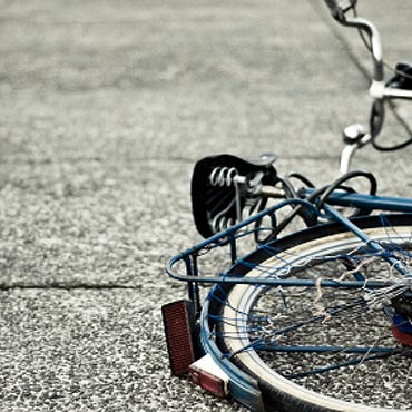 Tragiczny wypadek. Samochd miertelnie potrci rowerzyst