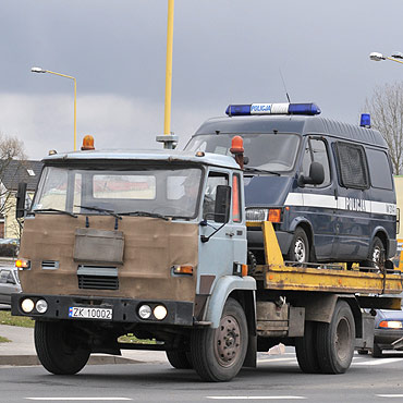 Policja przekazaa straakom swoje samochody