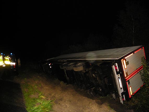 Na 107 samochd ciarowy w rowie na szczcie obyo si bez ofiar