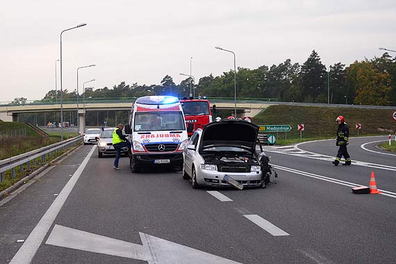 Kierowca audi zjecha na przeciwlegy pas i uderzy w samochd dostawczy koo Midzyzdrojw
