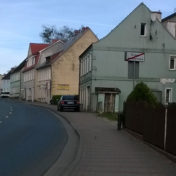 Zobacz, jak popisa si mistrz parkowania w Golczewie. Zatarasowa cay chodnik! 