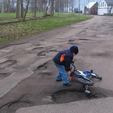 Kamie Pom.: Na ulicy Lipowej s ksiycowe kratery