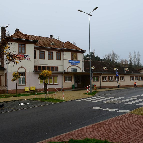 Trwaj rozmowy, a dworzec si sypie
