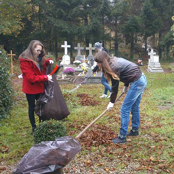 Uczniowie ze wierzna sprztali cmentarz