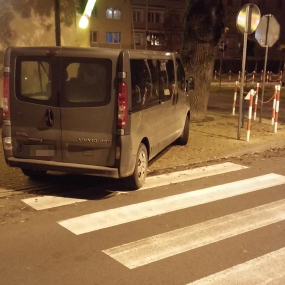 Kolejny mistrz parkowania. Tym razem zaj p chodnika w Midzyzdrojach
