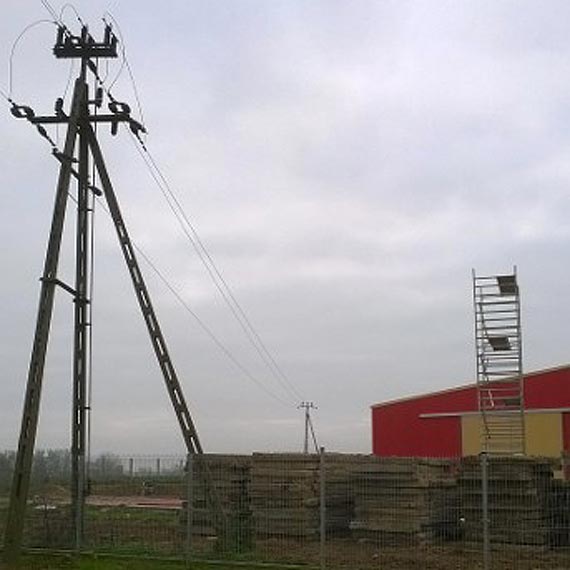 Robotnik, ktry pracowa na budowie hali w Benicach osieroci dwjk dzieci
