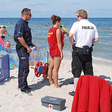 Policjanci sprawdzali trzewo ratownikw na play w Dziwnowie