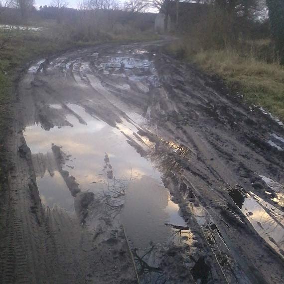 Czytelniczka: Mniejsze samochody tdy nie przejad