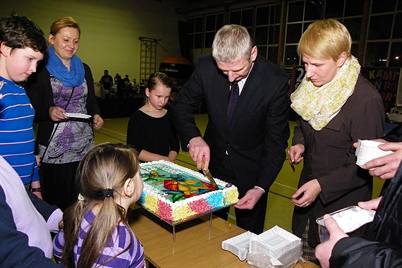 Burmistrz wylicytowa tort ktrym obdzieli mieszkacw Kamienia Pomorskiego