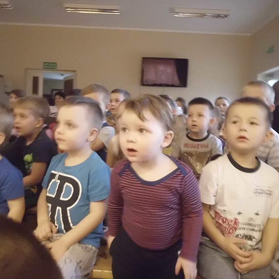 Przedszkolaki z Dziwnowa obejrzały spektakl krakowskiego teatru Duet