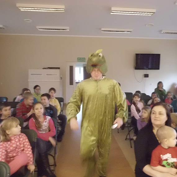Przedszkolaki z Dziwnowa obejrzały spektakl krakowskiego teatru Duet