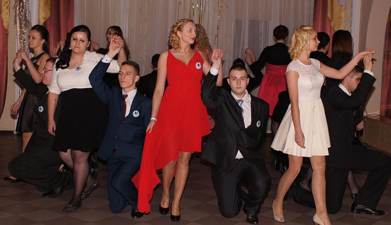 Bal studniwkowy uczniw z Zespou Szk Ponadgimnazjalnych  w Wolinie