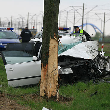 Volkswagen uderzy w drzewo. Dwie osoby s ranne