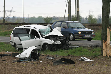 Volkswagen uderzy w drzewo. Dwie osoby s ranne