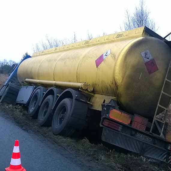 W Wysokiej Kamieskiej cysterna wpada do rowu