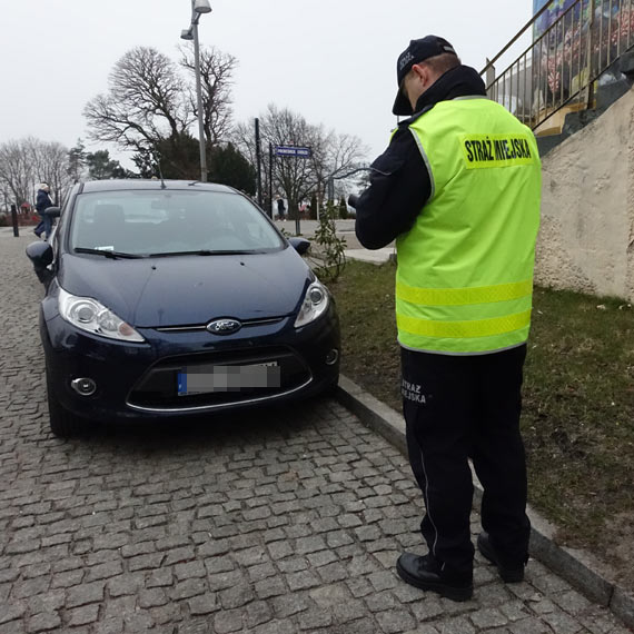 Kierowcy nagminnie ami przepisy przy Promenadzie Gwiazd. Do akcji wkroczya stra miejska