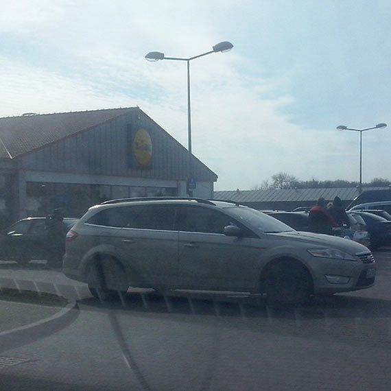 Mistrz parkowania czciowo zastawi wjazd na parking