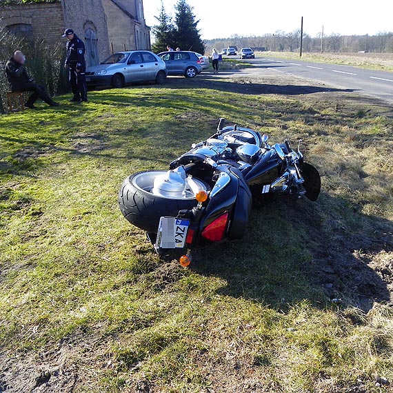 Zderzenie motocykla z osobówką na szczęście bez ofiar w ludziach