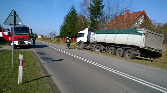 W Golczewie kierowca ciarwki zjecha do rowu by unikn zderzenia z osobwk