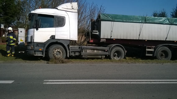 W Golczewie kierowca ciarwki zjecha do rowu by unikn zderzenia z osobwk