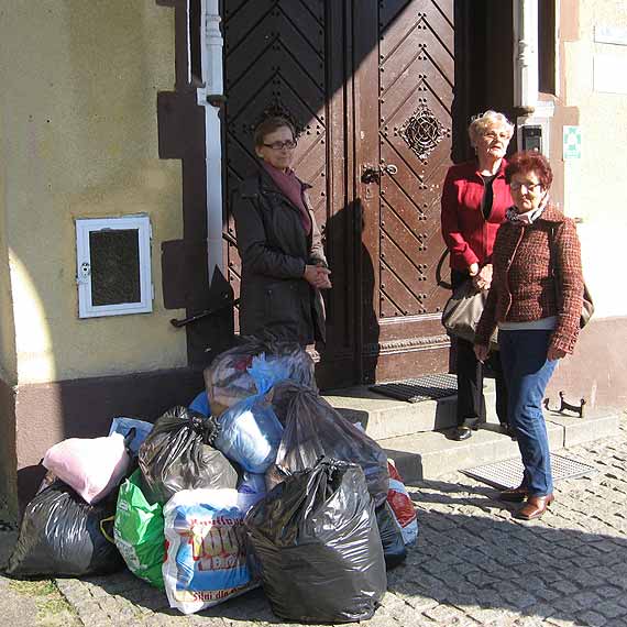 Suchacze UTW obdarowali Dom Pomocy Spoecznej w niatowie