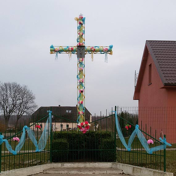 Czytelnik: Krzy na wita piknie ustrojony, a w drodze wyrwa!