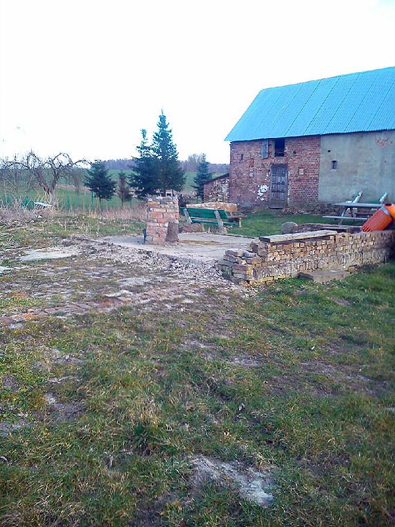 Grilla nie bdzie? Kto ukrad cegy z wiejskiego placyku