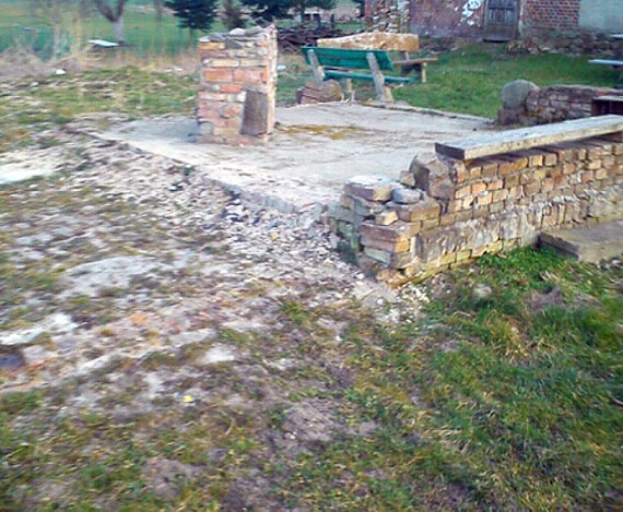 Grilla nie będzie? Ktoś ukradł cegły z wiejskiego placyku
