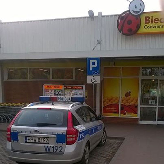 Czytelnik: Radiowz policyjny zaparkowa na kopercie. Policjant inwalida?