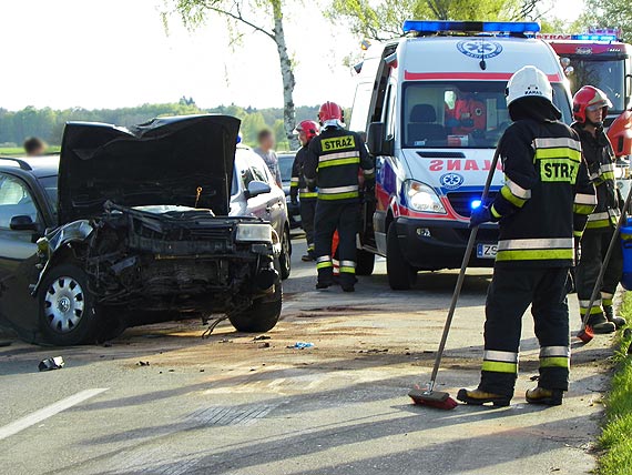 Uderzya w drzewo bo pasaer zacign hamulec rczny