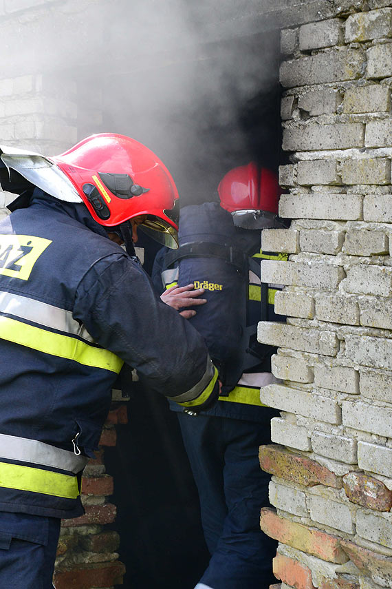 Poar na ulicy Gwnej w Lubinie. Podpalono stare opony