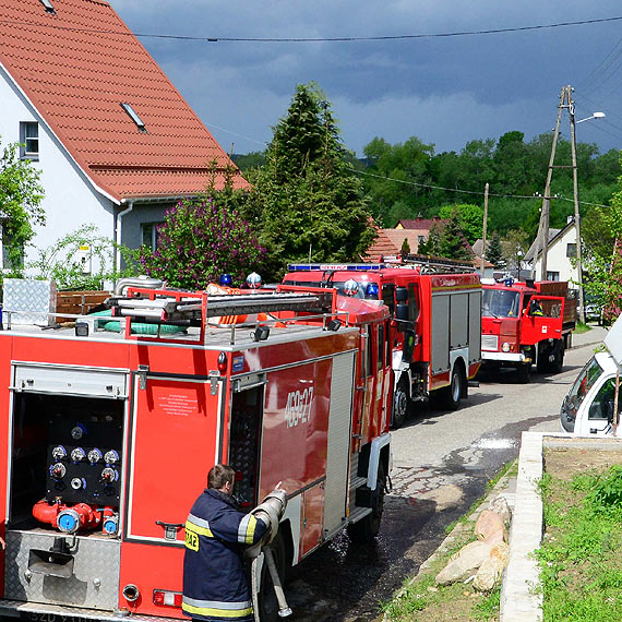 Poar na ulicy Gwnej w Lubinie. Podpalono stare opony
