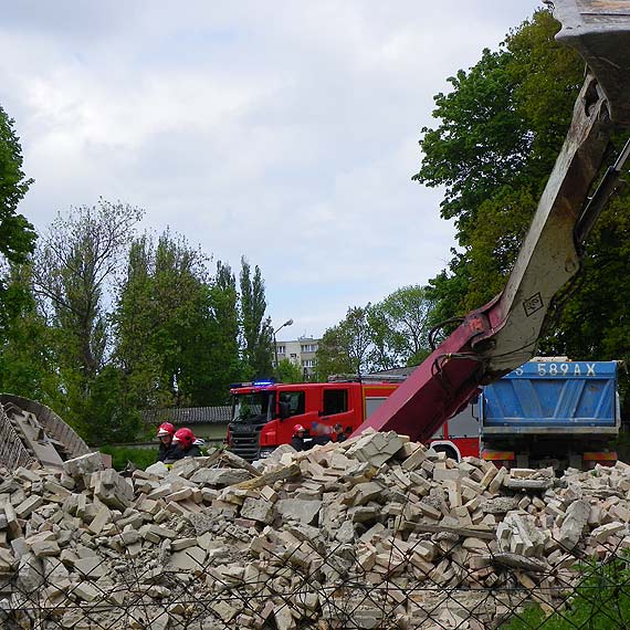 Koparka przewrcia si na budowie. Na szczcie nikomu nic si nie stao