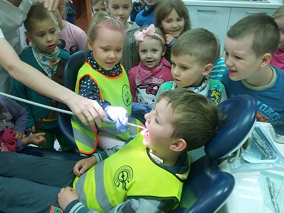 Przedszkolaki z Kamienia przekonay si e dentysta nie jest taki straszny!