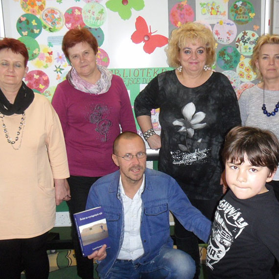 Spotkanie w bibliotece w Dziwnowie z podrnikiem Leszkiem Szczasnym