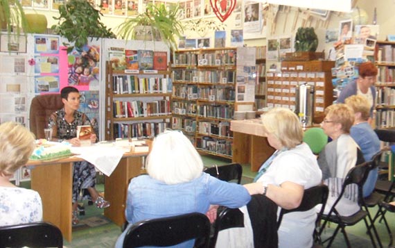 W poniedziałek 8 czerwca spotkaliśmy się w Miejskiej Bibliotece Publicznej w Dziwnowie, cały rok oczekiwaną Panią Tanya Valko