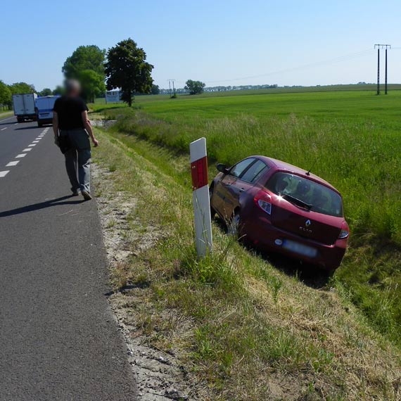 Na 107 kierowca clio wjecha do rowu