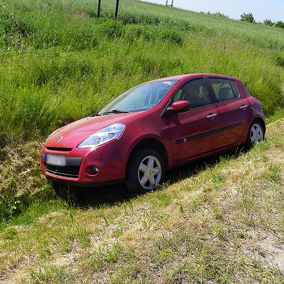 Na 107 kierowca clio wjecha do rowu