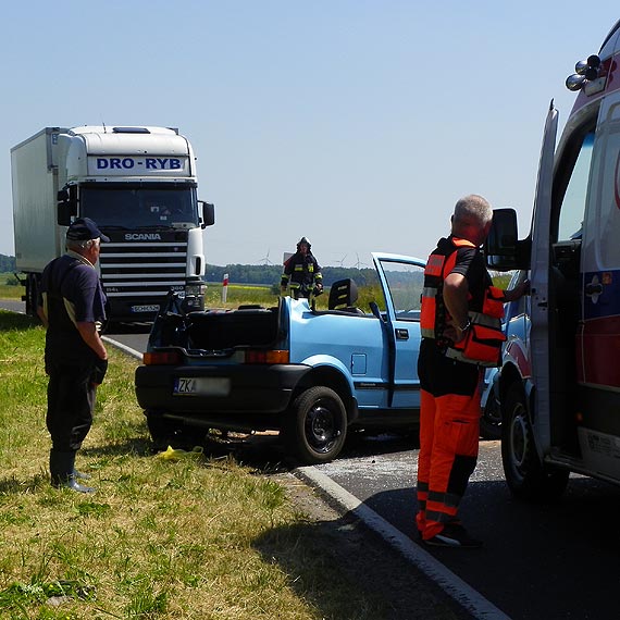 Czołowe zderzenie na sto szóstce, jedna osoba w szpitalu