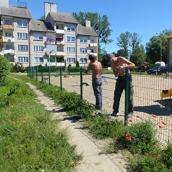 Nowe ogrodzenie placu zabaw na Osiedlu Zdrojowym w Golczewie