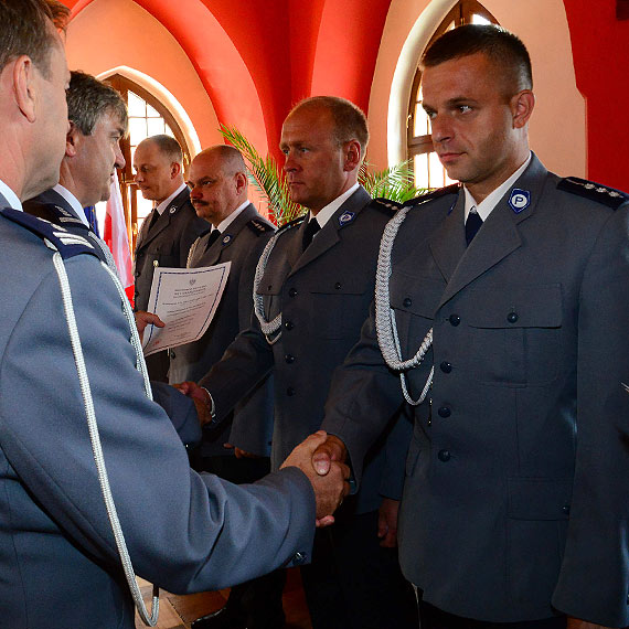 Awanse i wyróżnienia dla kamieńskich policjantów